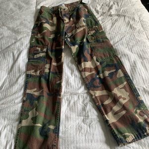 urban outfitters camo cargo pants
